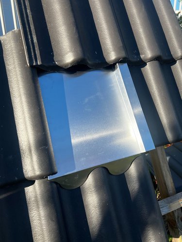 Blechziegel für Harzer Pfanne aus Aluminium im eingebauten Zustand: PV-Ersatzziegel passgenau zwischen Dachziegeln zur Photovoltaik-Montage.