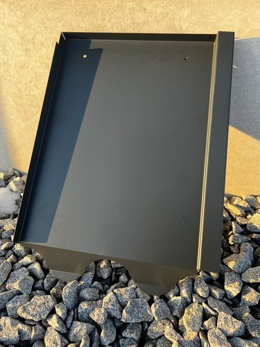 Anthrazitfarbener Blechziegel für Harzer Pfanne aus Aluminium: PV-Ersatzziegel zur unauffälligen Integration von Photovoltaik-Systemen.
