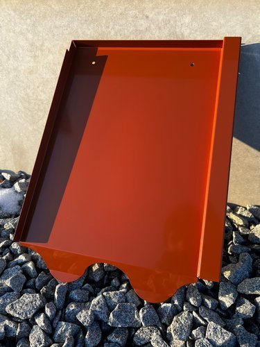 Ziegelroter Blechziegel für Harzer Pfanne aus Aluminium: PV-Ersatzziegel zur unauffälligen Integration von Photovoltaik-Systemen.