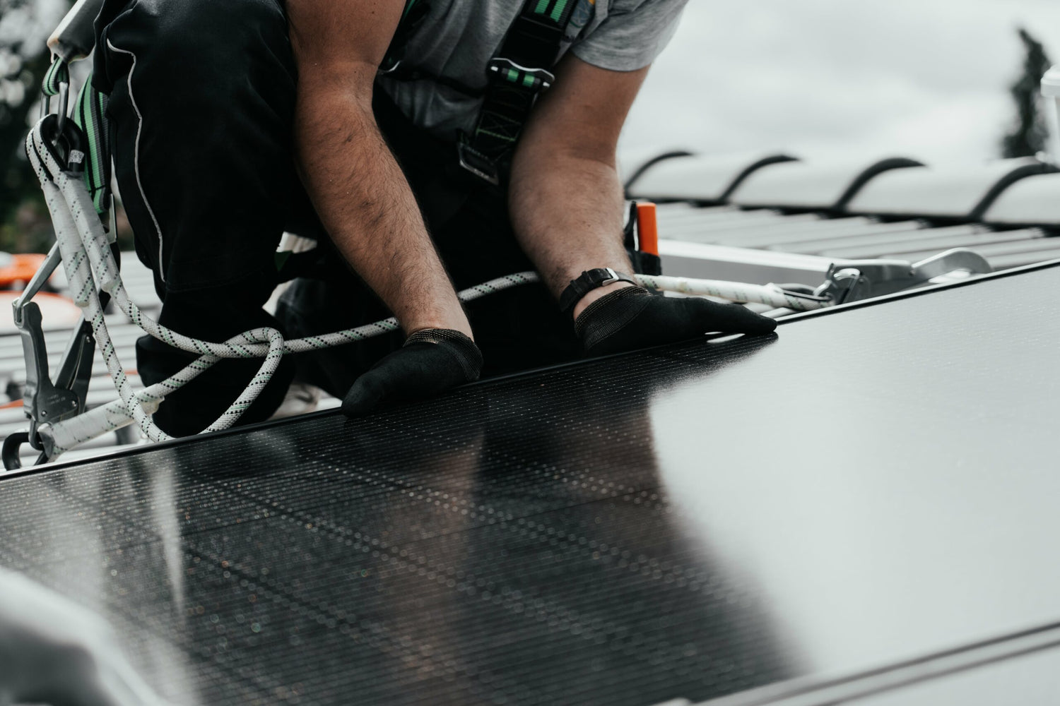 Photovoltaik-Dachmontage auf Ziegeldach – Fachgerechte Installation von Solarmodulen durch Monteur auf dem Dach
