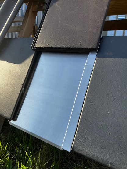 3: PV-Dachziegel für Nelskamp Planum in eingebautem Zustand – Aluminium-Ersatzziegel als Unterkonstruktion für die sichere Photovoltaik-Montage auf Nelskamp-Dächern
