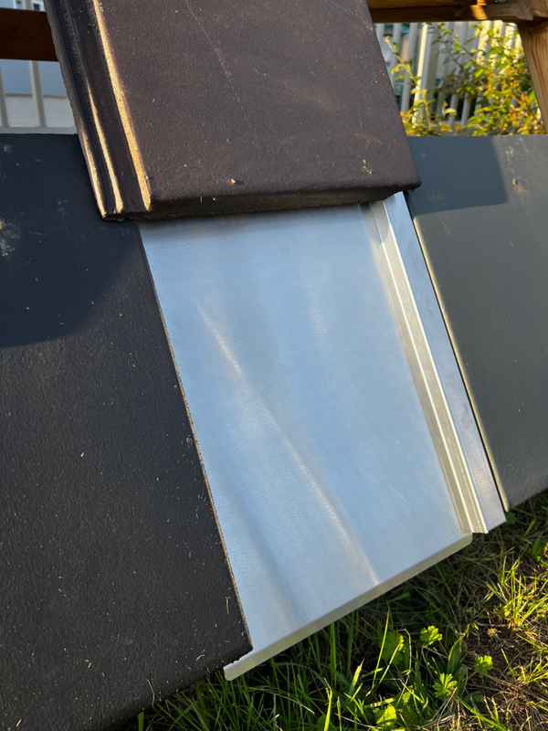 PV-Dachziegel für Nelskamp Planum in eingebautem Zustand – Aluminium-Ersatzziegel als Unterkonstruktion für die sichere Photovoltaik-Montage auf Nelskamp-Dächern
