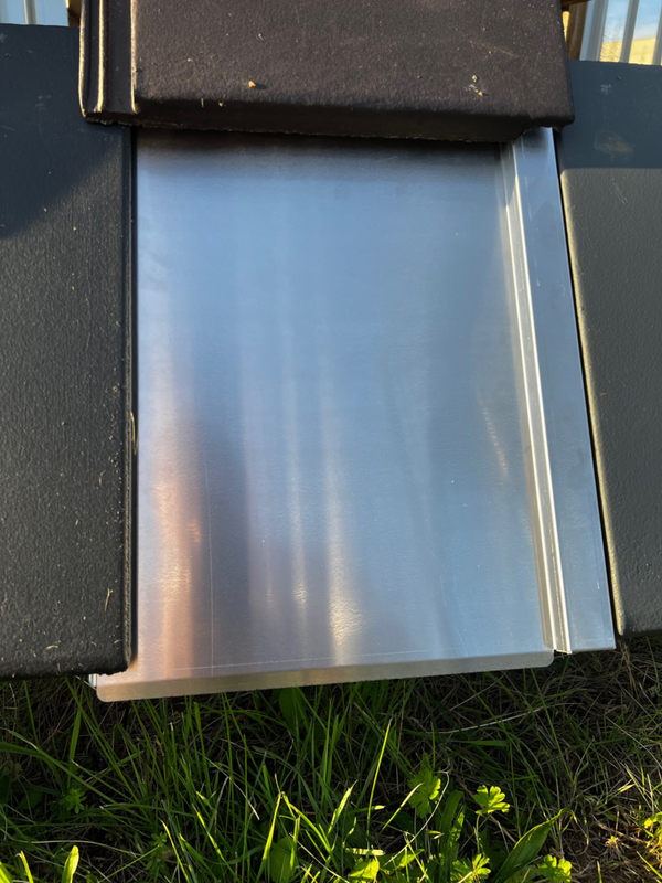 2: PV-Dachziegel für Nelskamp Planum in eingebautem Zustand – Aluminium-Ersatzziegel als Unterkonstruktion für die sichere Photovoltaik-Montage auf Nelskamp-Dächern
