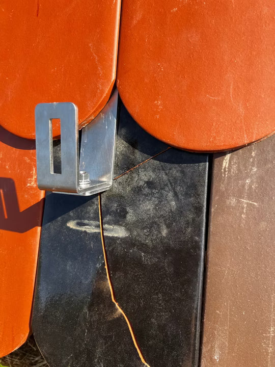 Ziegelbruch durch PV-Halterung im Dach, Detailansicht eines beschädigten Dachziegels mit Rissbildung durch punktuelle Belastung.