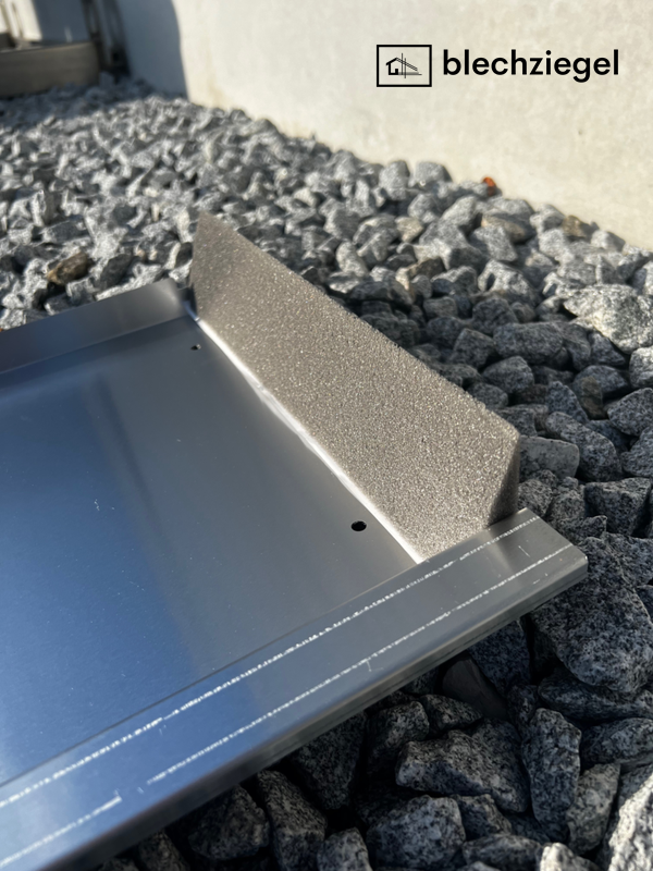 Blechziegel Frankfurter Pfanne aus Aluminium, Detailansicht eines passgenauen Ersatzziegels mit aufgekantetem Rand zur sicheren Integration in die Dachfläche.
