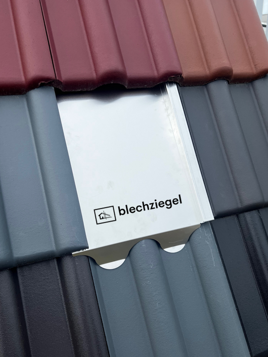 Ein Beispiel für einen Blechziegel, passgenau in bestehende Dachpfannen integriert, Detailansicht der Dachmontage mit Aluminium-Ersatzziegel.